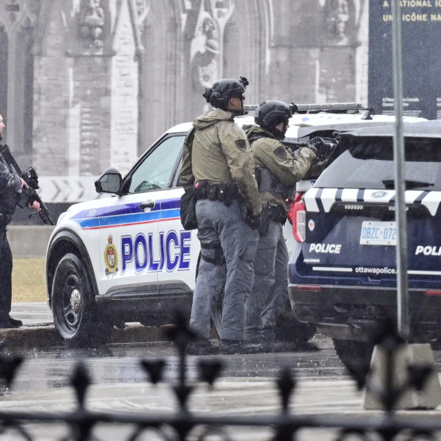 Policija ispred kanadskog parlamenta