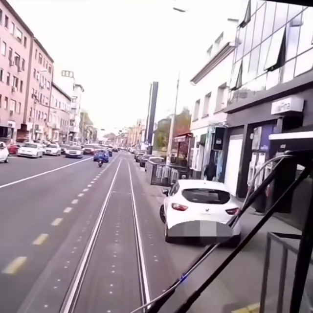 Parkirani automobil zbog kojeg tramvaj nije mogao proći tračnicama