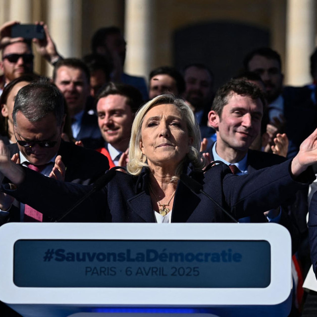 Marine Le Pen na skupu u Parizu