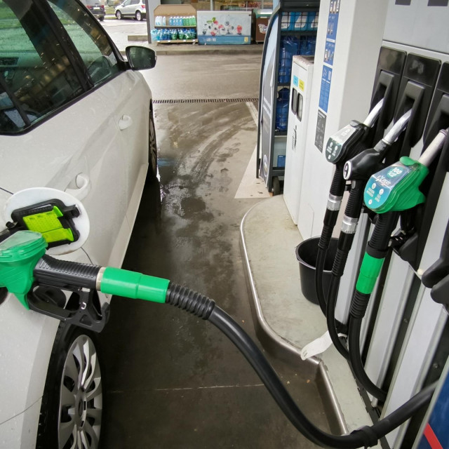 Od ponoći će na crpkama rasti cijene svih vrsta goriva