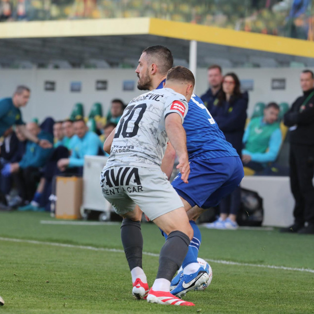 Arijan Ademi u dvoboju s Josipom Radoševićem