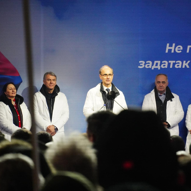 Đuro Macut (u sredini, za govornicom)