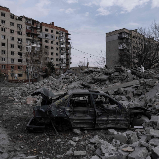 Uništene stambene zgrade i automobil