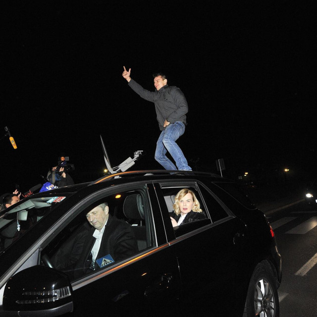 Vitali na krovu automobila u kojem je Sanader ispred Remetinca 2015. godine