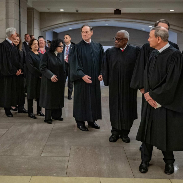 Suci Vrhovnog suda SAD-a: Ketanji Brown Jackson; Amy Coney Barrett; Neil Gorsuch; Elena Kagan; Sonia Sotomayor; Samuel Alito; Clarence Thomas; Brett Kavanaugh; John Roberts