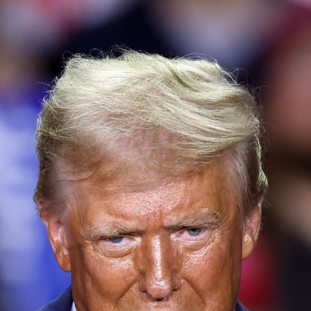 Trump se mladim muškarcima – ideološki opredijeljenoj, ali za glasanje često nezainteresiranoj grupi glasača – pokušao dodvoriti tako što je gostovao u podcastu kontroverznog provokatora Adina Rossa
