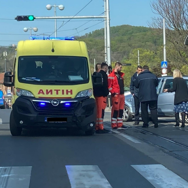 Sudarili su se vozilo hitne pomoći i osobni automobil
