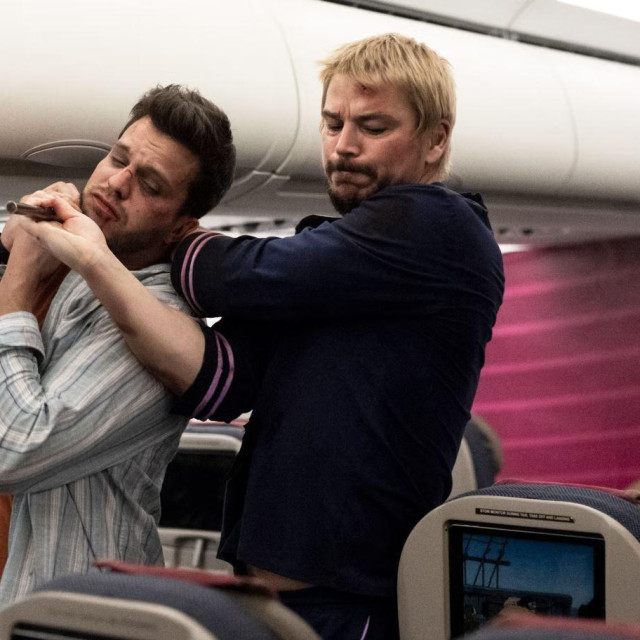 Hartnett glumi bivšeg specijalca Lucasa Reyesa, trebao je imati povlašteni status jer je ljubakao sa svojom šeficom, no zamjerio se krivoj osobi i dospio  u nemilost