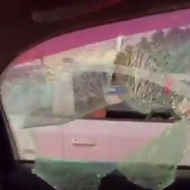 Razbijeno staklo na taksiju kojim se Tulio vozio