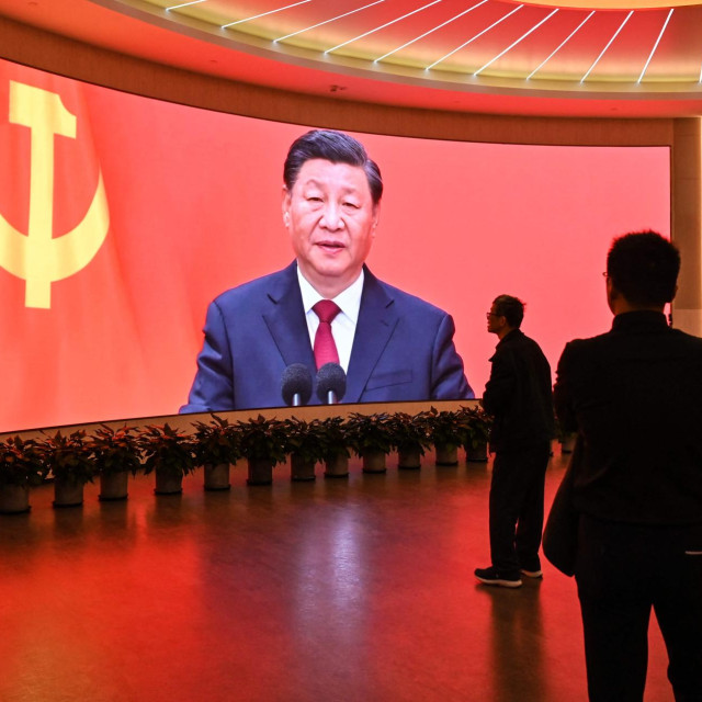 Xi Jinping na velikom ekranu u Šangaju