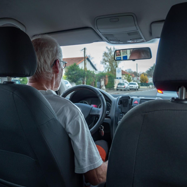 Stariji vozač, ilustracija