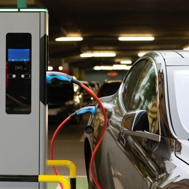 Punjenje električnog auta, ilustracija