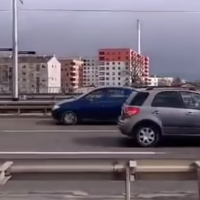 Automobil vozi u suprotnom smjeru