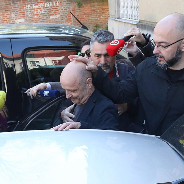 Policija odvodi Milu Kekina