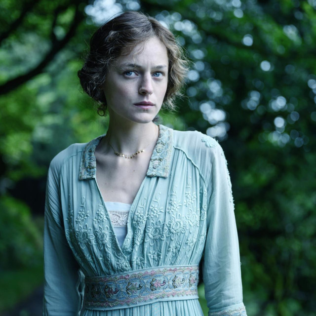 Emma Corrin u filmu ”Ljubavnik Lady Chatterley”