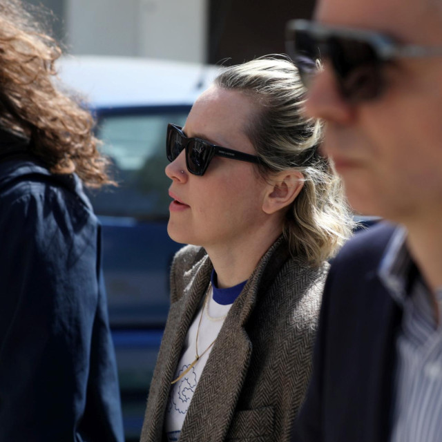 Iz stana u kojeg su danas upali istražitelji USKOK-a, nedugo nakon uhićenja supruga Mile Kekina, izašla je saborska zastupnica Možemo Ivana Kekin