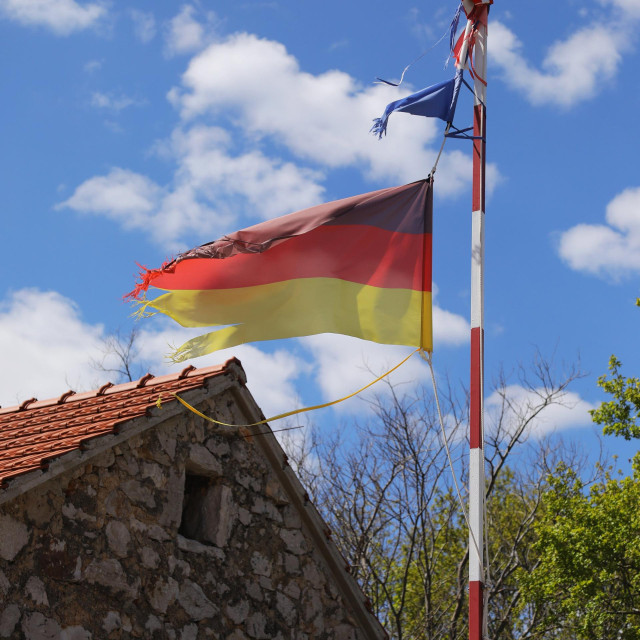 Pero Čaljkušić, povratnik iz Njemačke, ispred svoje osebujne kućice u cvijeću