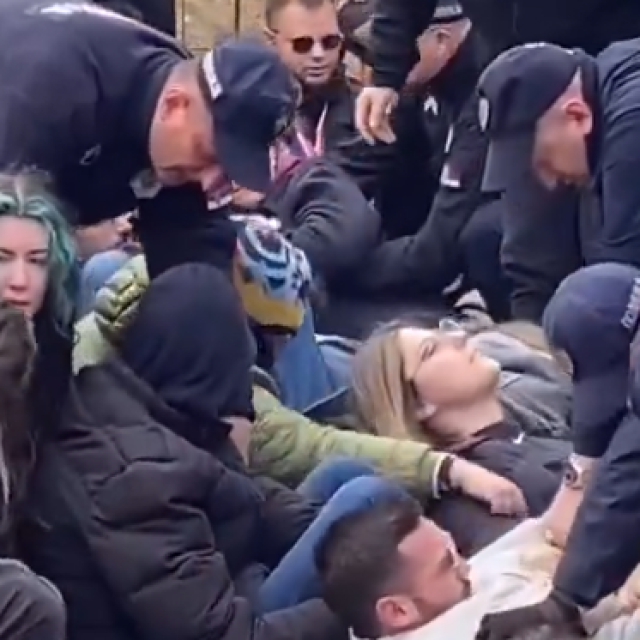 Policija vuče studente u Novom Pazaru