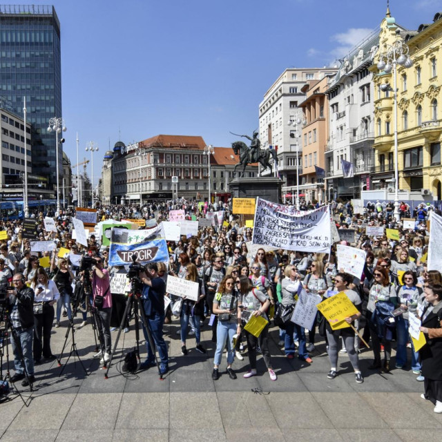 Udruga Sidro te Sindikat odgoja i obrazovanja, medija i kulture organizirali su prosvjed odgojitelja i drugih zaposlenika zbog nezadovoljstva uvjetima rada u dječjim vrtićima