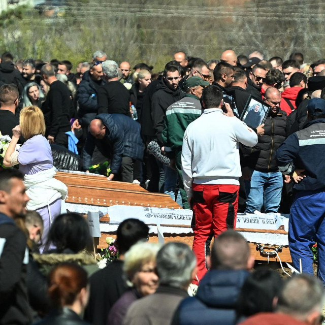 Detalj sa sahrane žrtava tragičnog požara