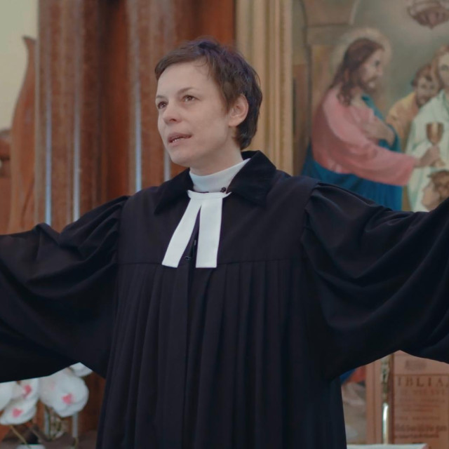 Ona skida naočale ne bi li bolje vidjela Boga