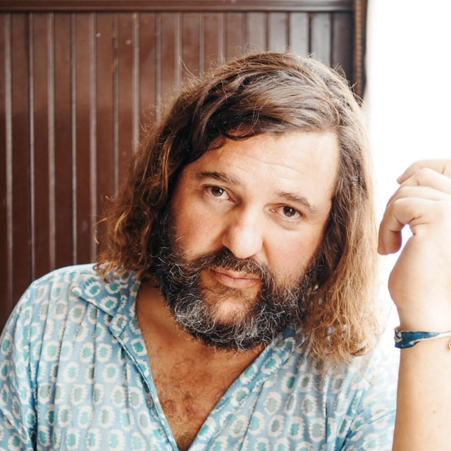 Jacobo Bergareche popularni je španjolski pisac koji piše i scenarije za TV serije te kolumne za novine i magazine