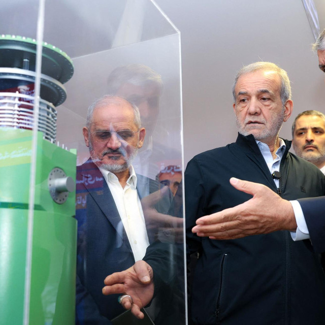 Iranski predsjednik Masoud Pezeshkian (u sredini)