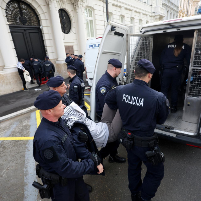 Policija odvodi prosvjednike
