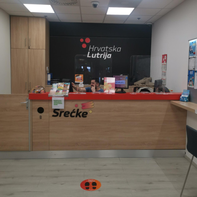 Prodavač Anđelko radi u poslovnici u Dugom Selu