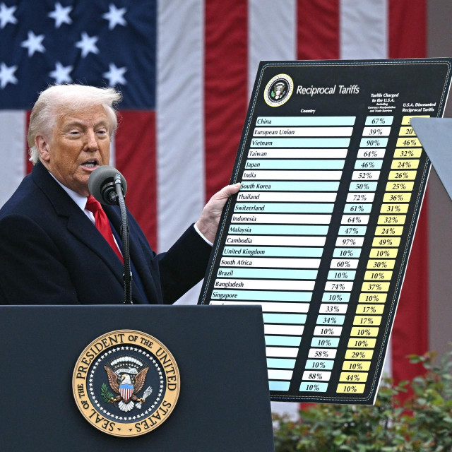 Donald Trump drži graf s carinama, koje je u međuvremnu uglavnom pauzirao