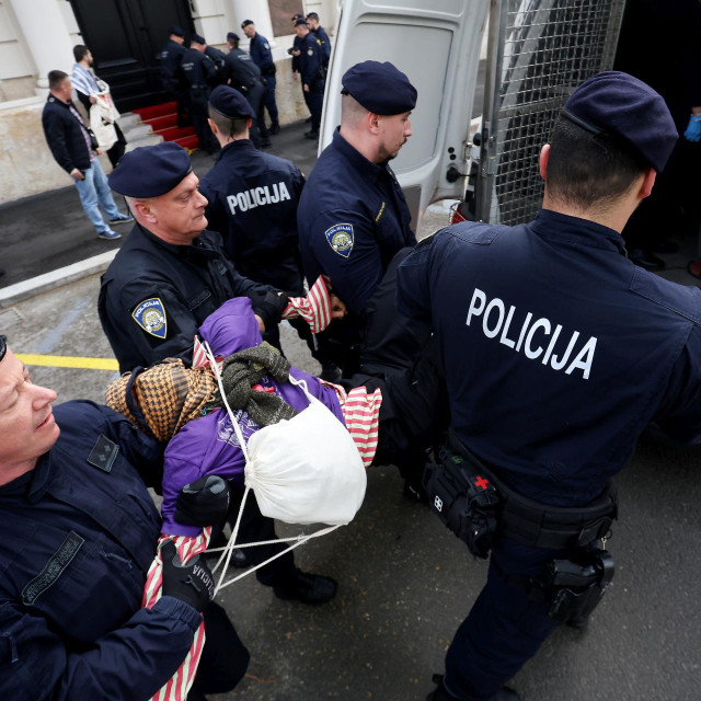 Na fotografiji: policija odvodi prosvjednike