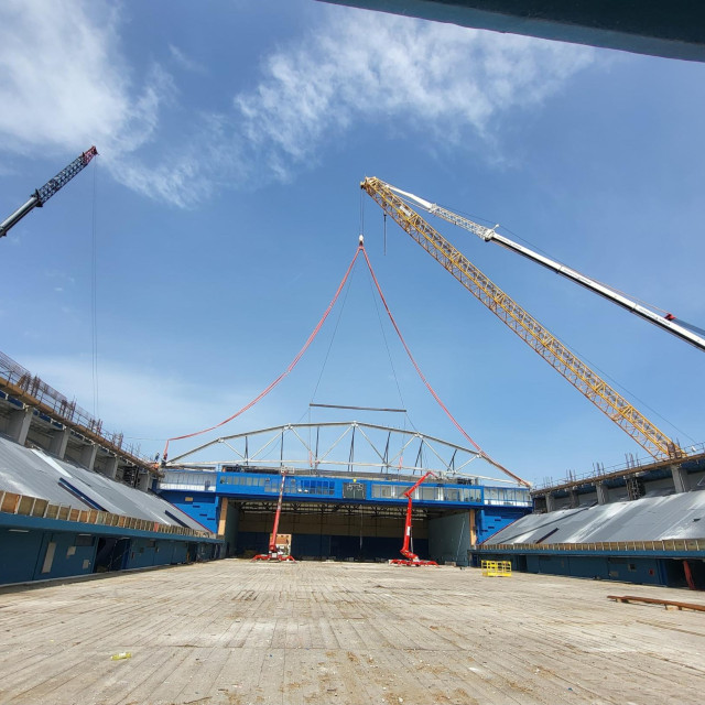 Skinut i osmi glavni nosač stare krovne konstrukcije Doma sportova