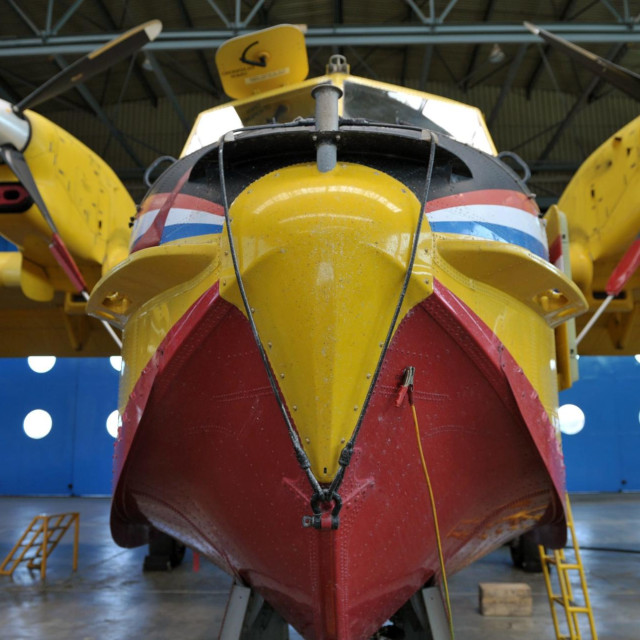 Servisiranje kanadera u zrakoplovno-tehničkom centru u Velikoj Gorici