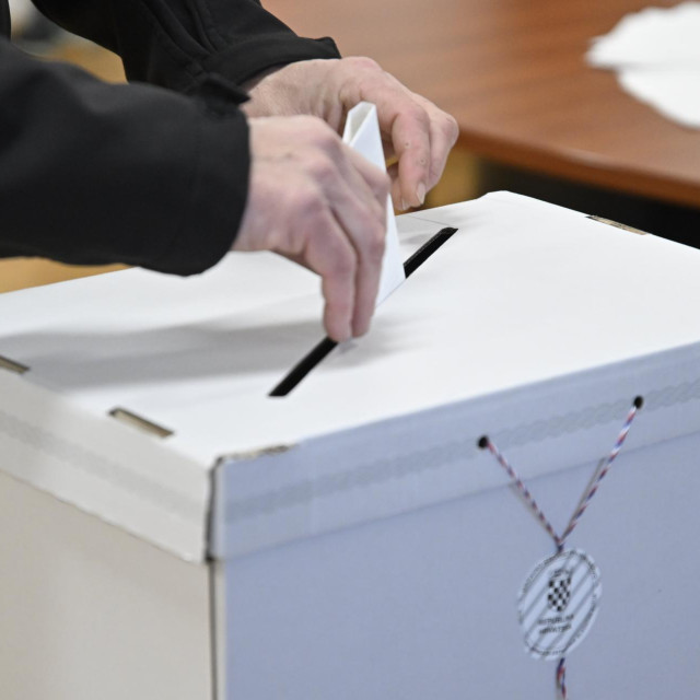 Na lokalnim izborima mogu glasovati samo birači s prebivalištem u Hrvatskoj i to na biračkom mjestu određenom prema adresi njihova prebivališta te koji imaju važeću osobnu iskaznicu