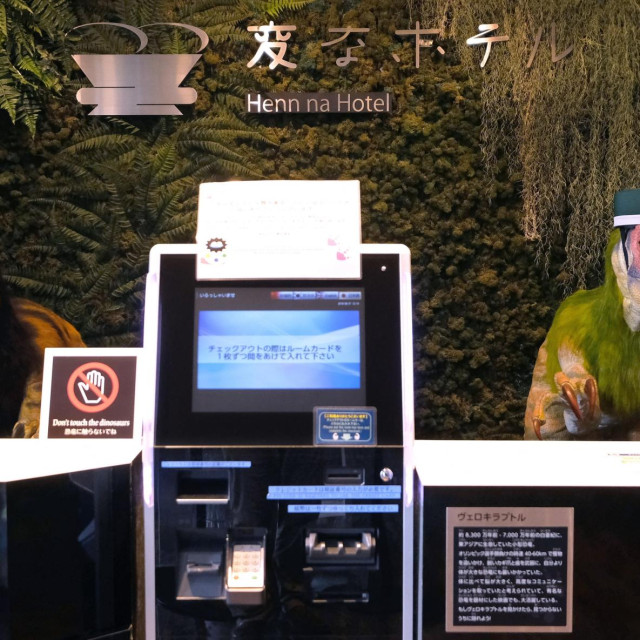 Goste na recepciji čeka par robota dinosaura