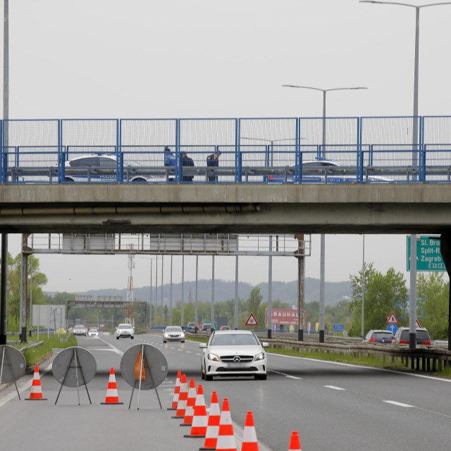 Prometna nesreća na nadvožnjaku iznad autoceste A2 Zagreb-Macelj u kojoj je sudjelovalo osobno i teretno vozilo. Jedna osoba je smrtno stradala.