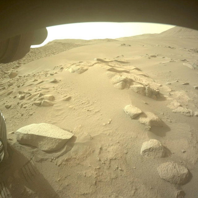 Fotografija s Marsa koju je napravio rover Curiosity