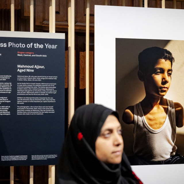 Samar Abu Elouf u Amsterdamu ispred fotografije palestinskog dječaka