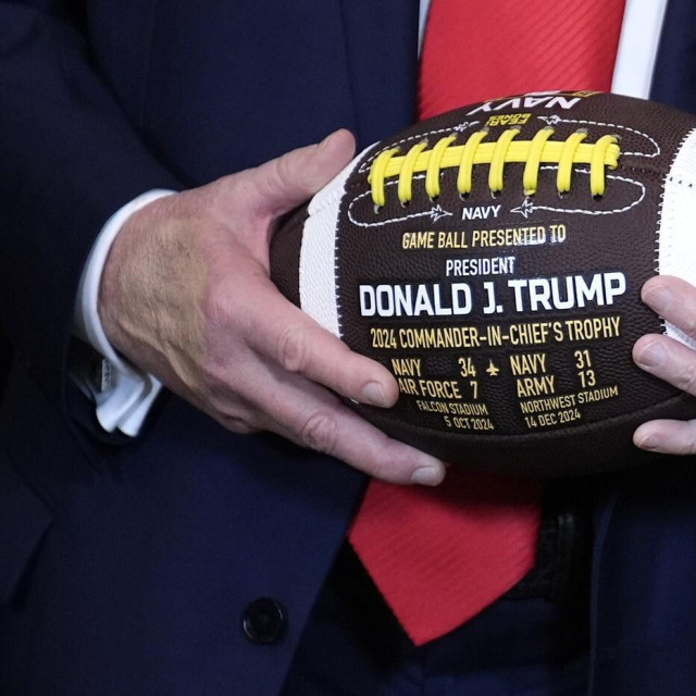 Modrica na Trumpovoj ruci prekrivena šminkom