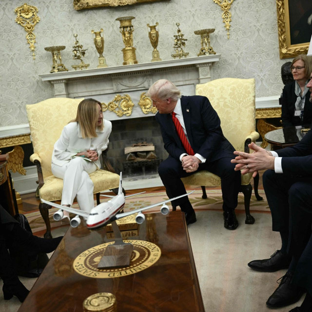 Valentina Maiolini-Rothbacher (sasvim lijevo), Giorgia Meloni i Donald Trump u Bijeloj kući