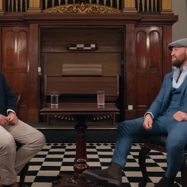 Tucker Carslon (liejvo) i Conor McGregor (desno)