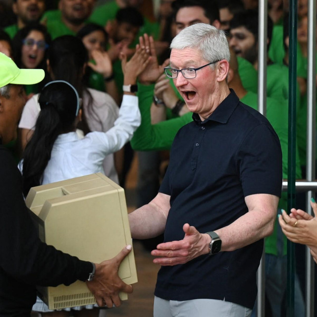 Šef Applea Tim Cook (desno)