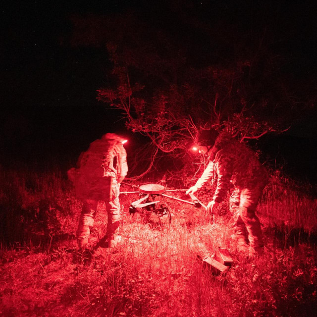 Ukrajinski vojnici provjeravaju dron, ilustracija