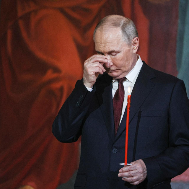 Vladimir Putin tijekom uskršnje službe u crkvi