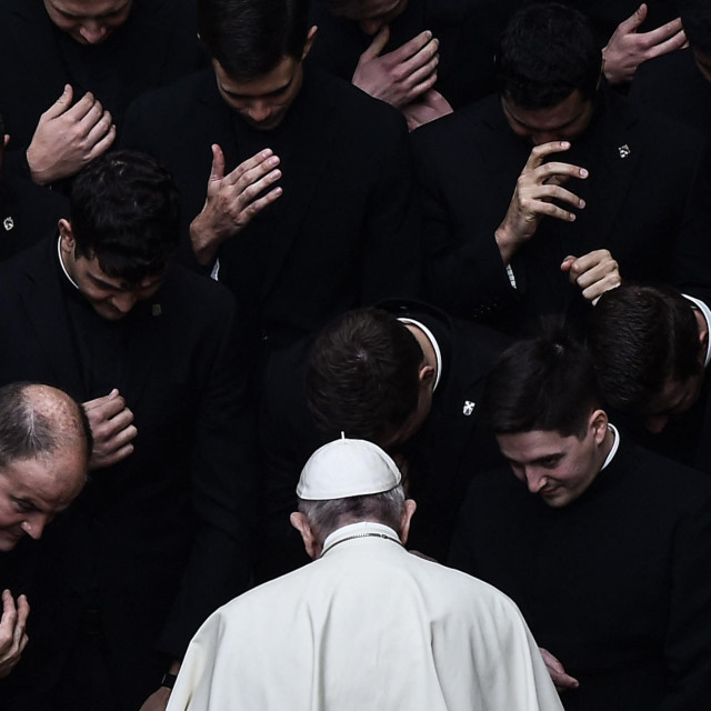 Papa Franjo sa svećenicima u Vatikanu 2020. 