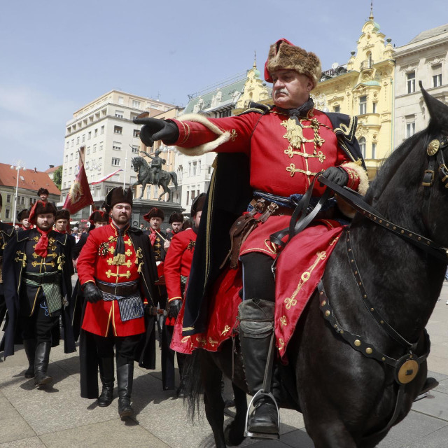 Postrojavanje pukovnije na Jelačić placu
 
