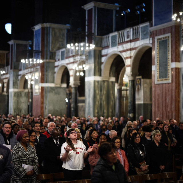 Vjernici u Westminsterskoj katedrali u Londonu
