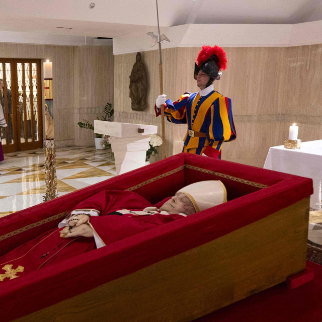 Kardinal Pietro Parolin pokraj tijela pape Franje