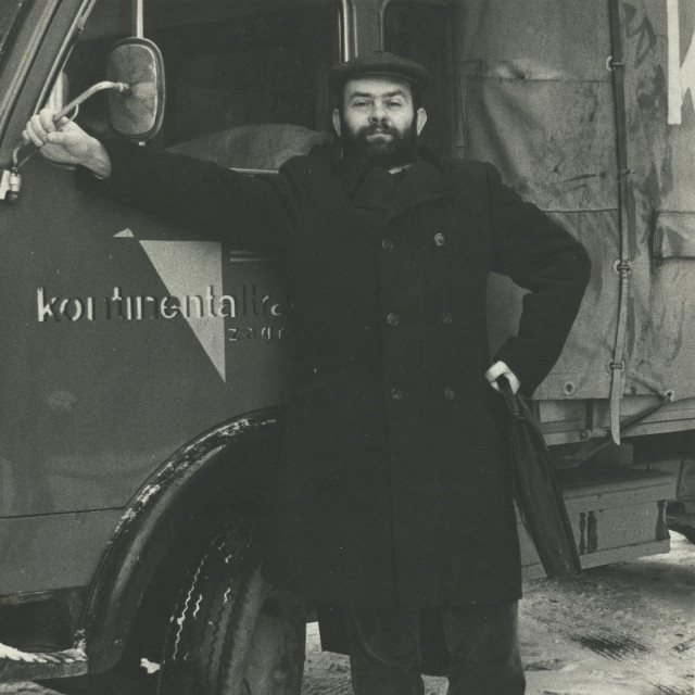 Arsovski ispred kamiona, Novine - Galerija SC, br. 37, Zagreb, lipanj 1972.