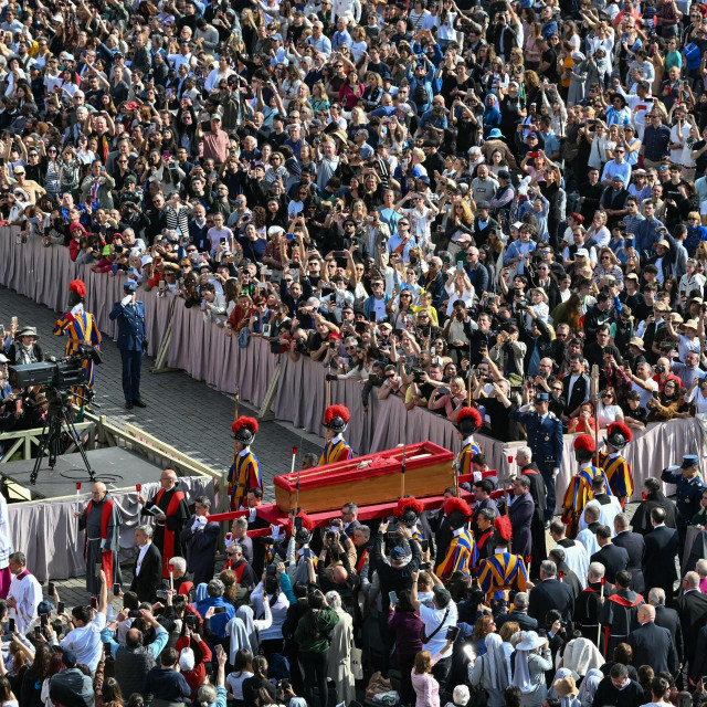 Premještanje lijesa pape Franje